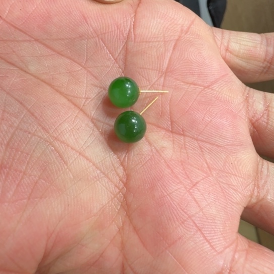 和田玉耳饰18K金镶嵌卡8俄罗斯辣阳绿无黑点
