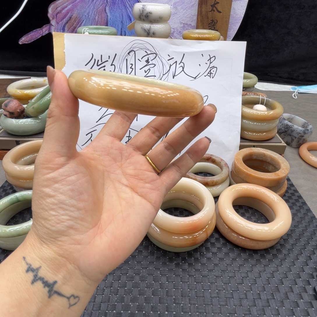 迪****石英质玉未镶嵌手镯