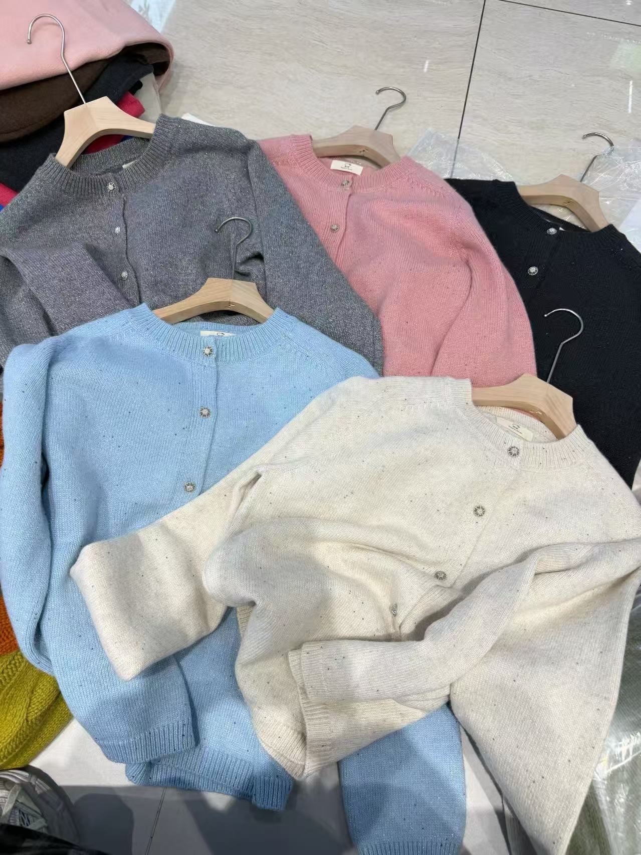 金丝珠片浣熊绒羊毛镂空扣开衫