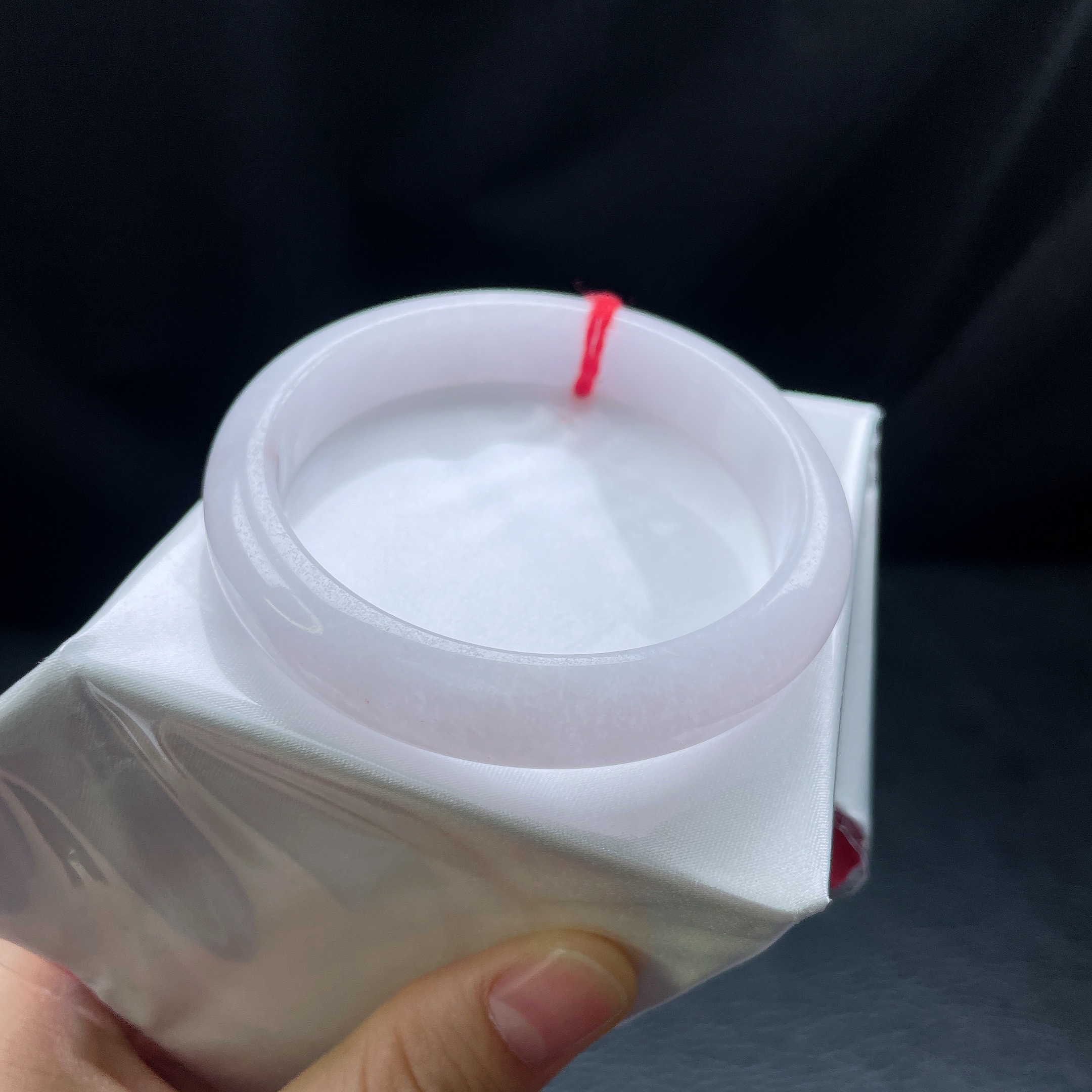 58圈糯化淡紫底宽边手镯