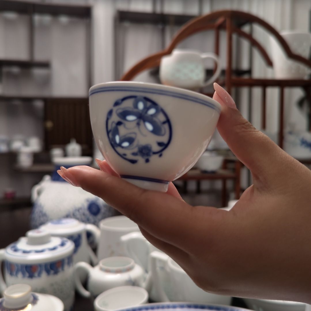 瓷手绘蝶影小杯一个