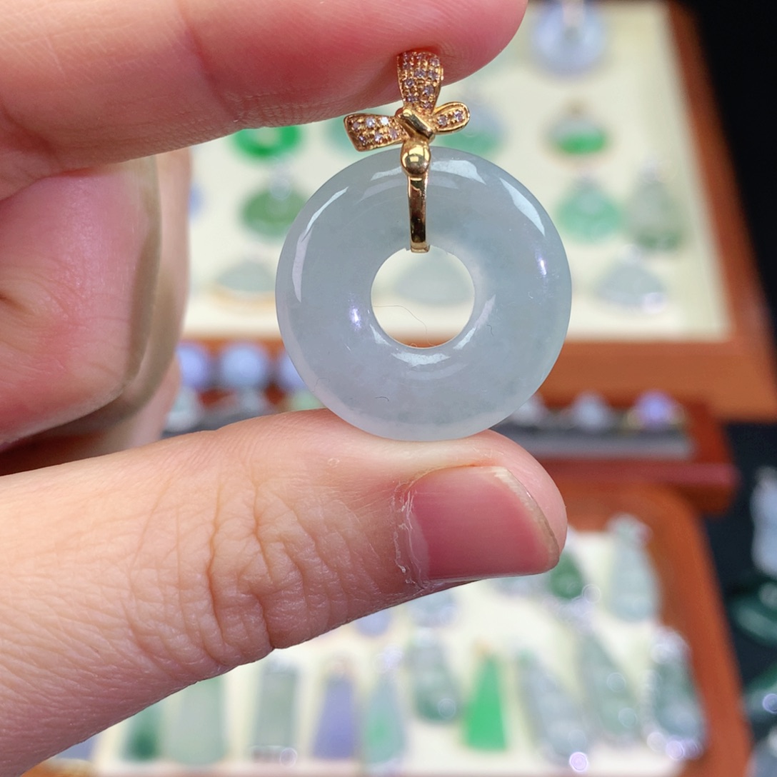 翡翠颈饰18K金镶嵌天然翡翠吊坠a货