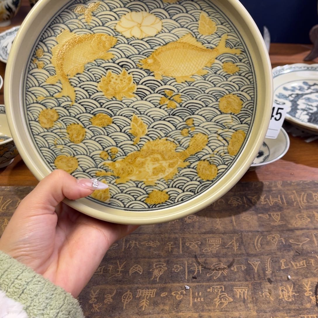 『***生段泥鱼藻釉里金壶承