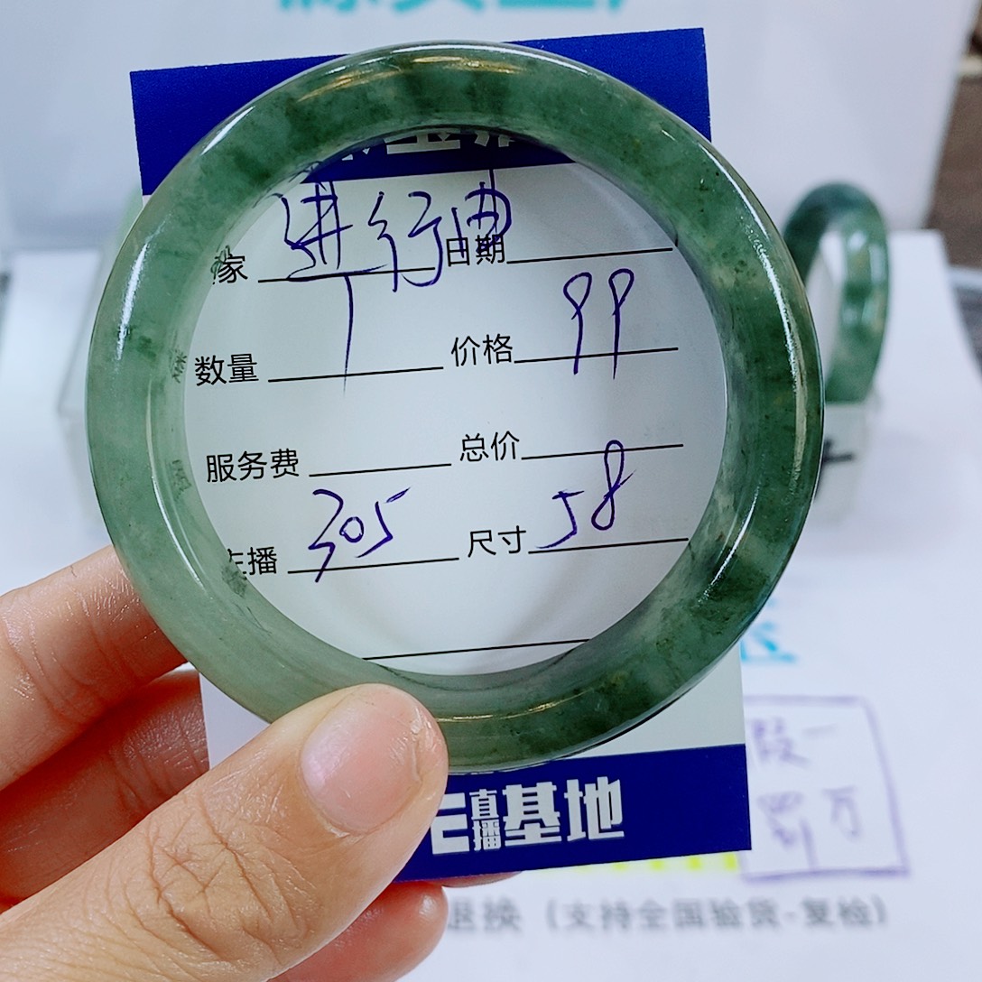 进***曲石英质玉未镶嵌手镯305