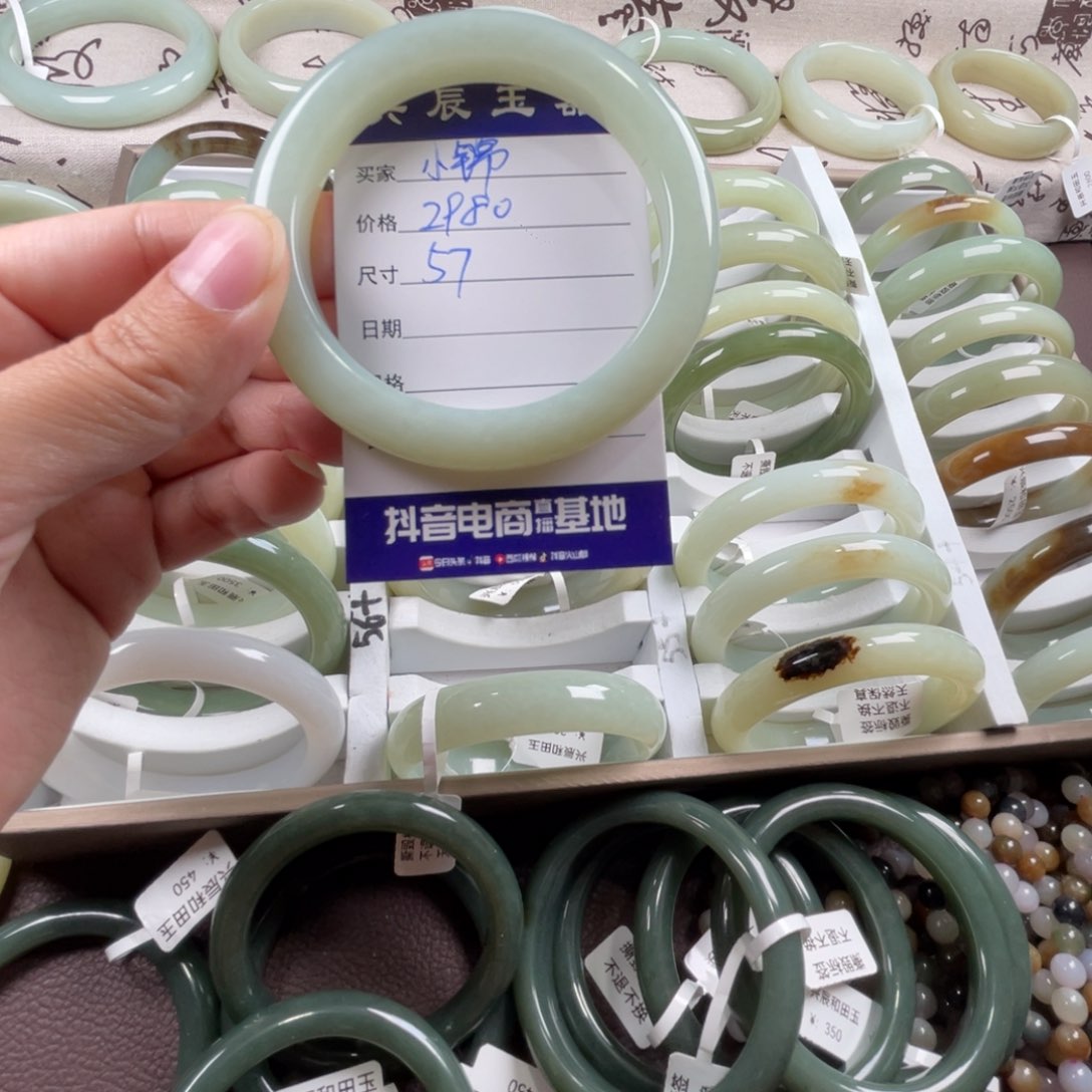 和田玉手镯未镶嵌✿****。