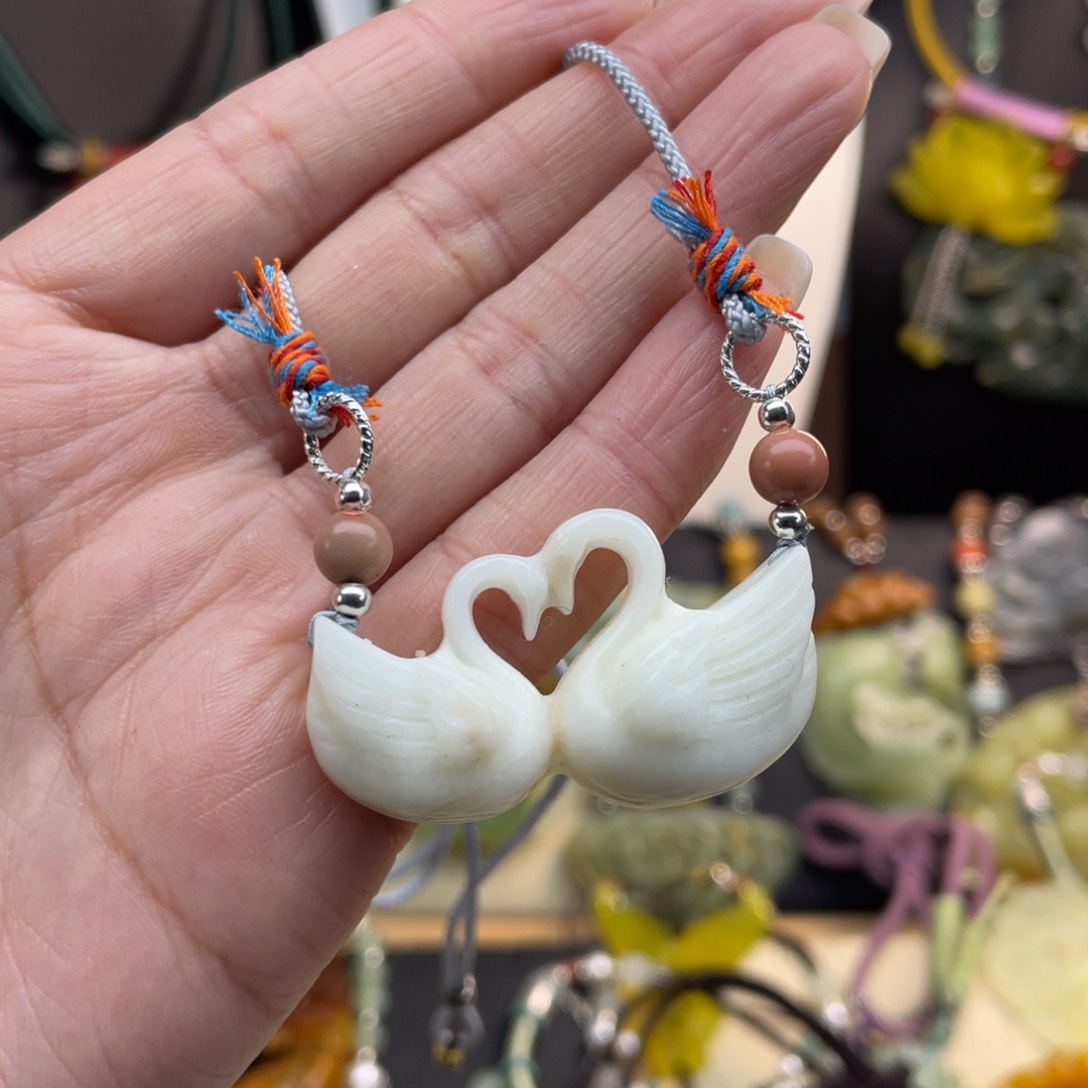 蛇纹石玉未镶嵌颈饰