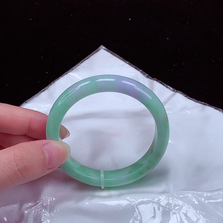 翡翠手镯未镶嵌翡翠