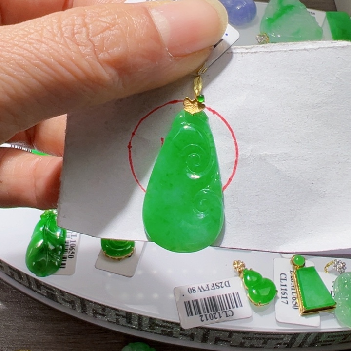 翡翠挂件18K金镶嵌翡翠