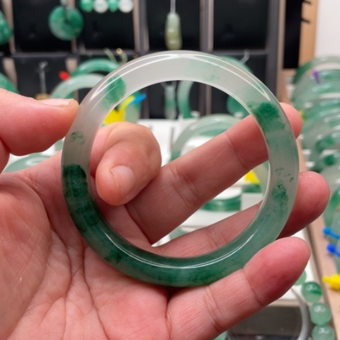 石英质玉未镶嵌手镯风**淡