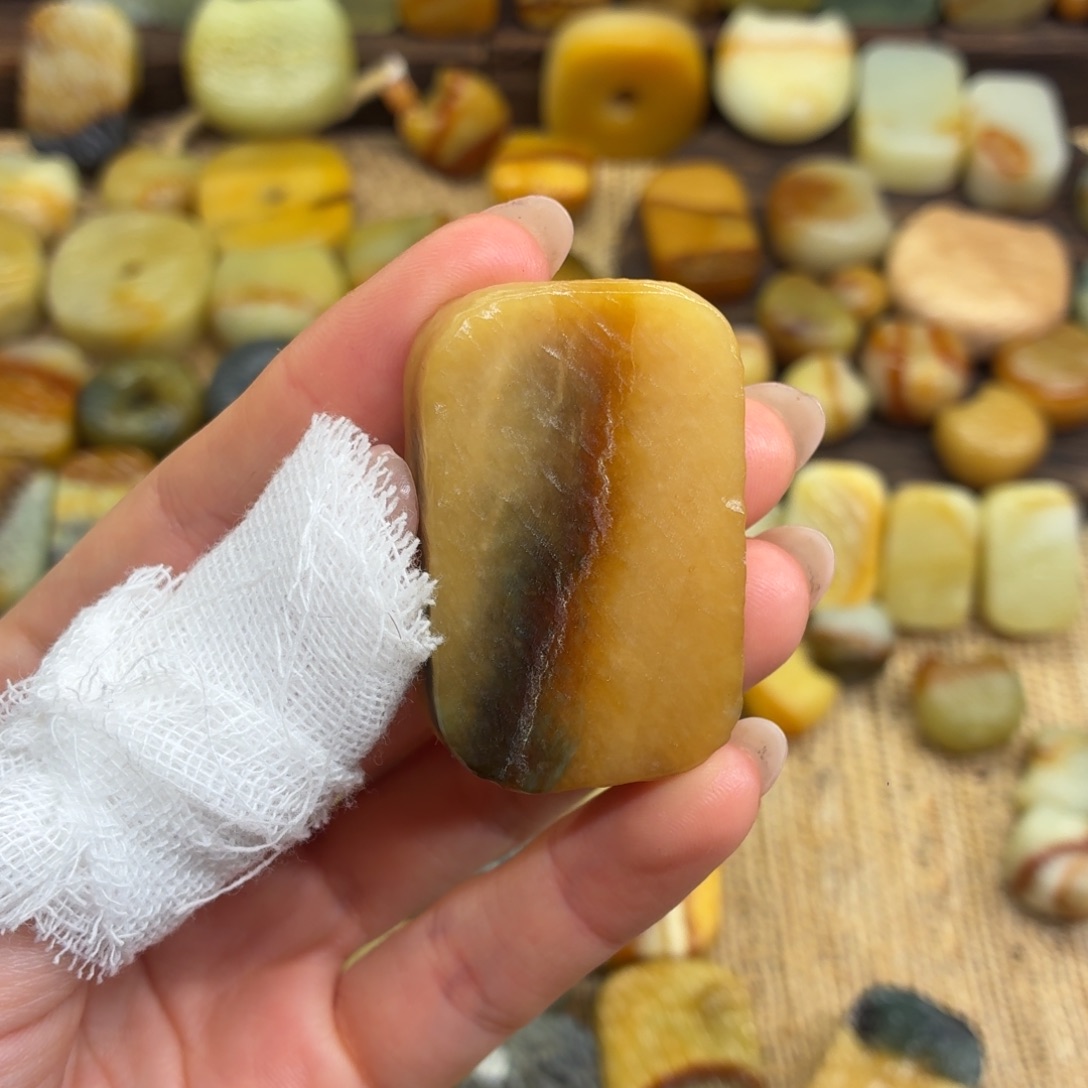 ****棠蛇纹石玉未镶嵌颈饰