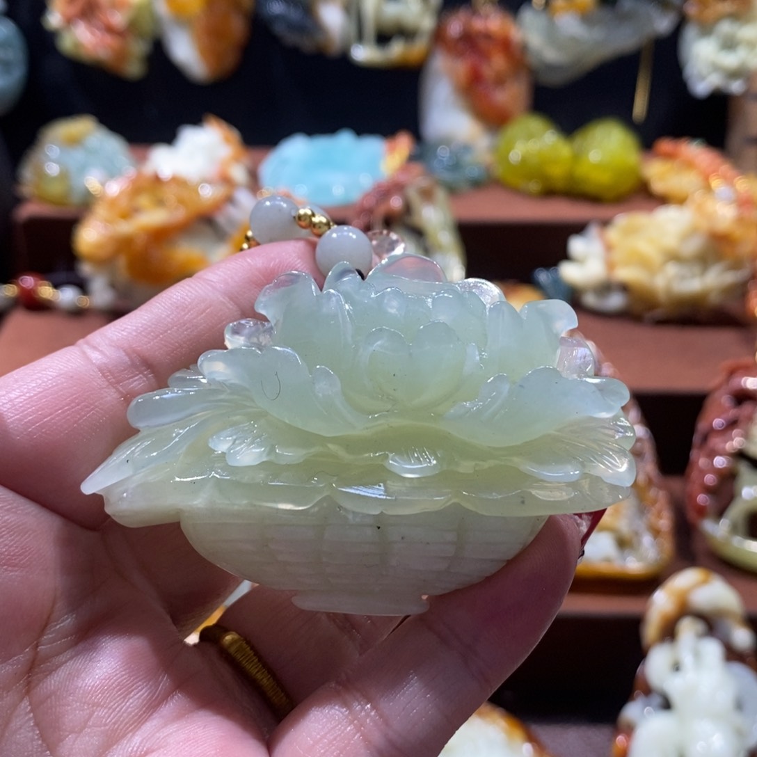 蛇纹石玉颈饰未镶嵌