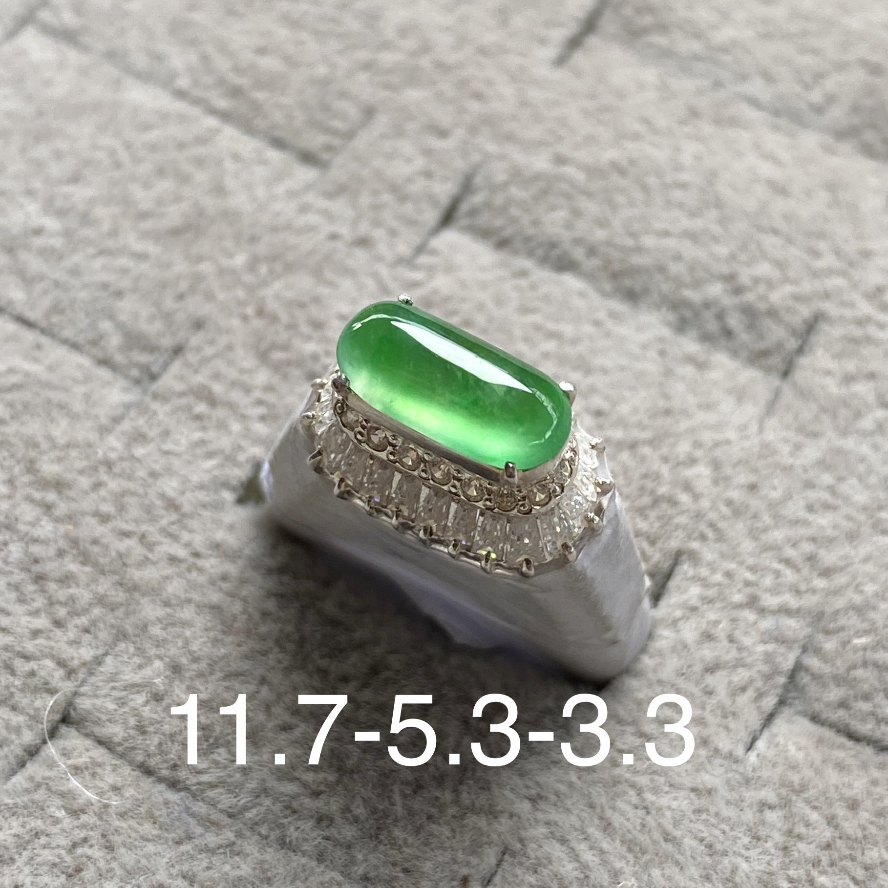 炸光木那绿灯管！天然缅料翡翠龙石玻璃种木那仙绿马鞍戒面无纹裂