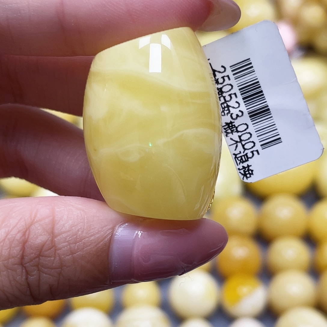 蜜蜡未镶嵌裸石31.2*23*20.3mm瑕