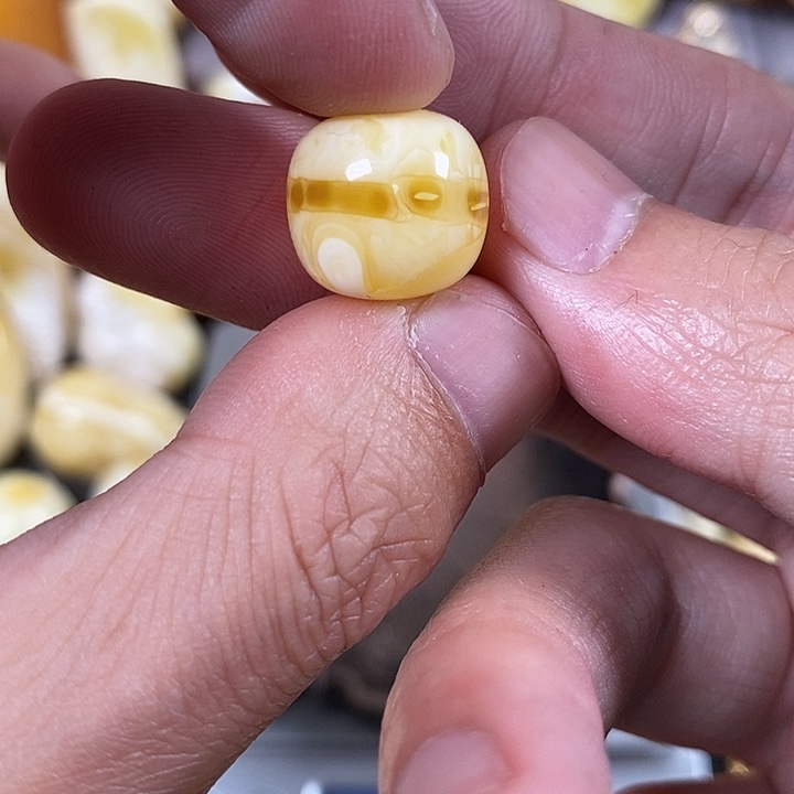 琥珀裸石未镶嵌我