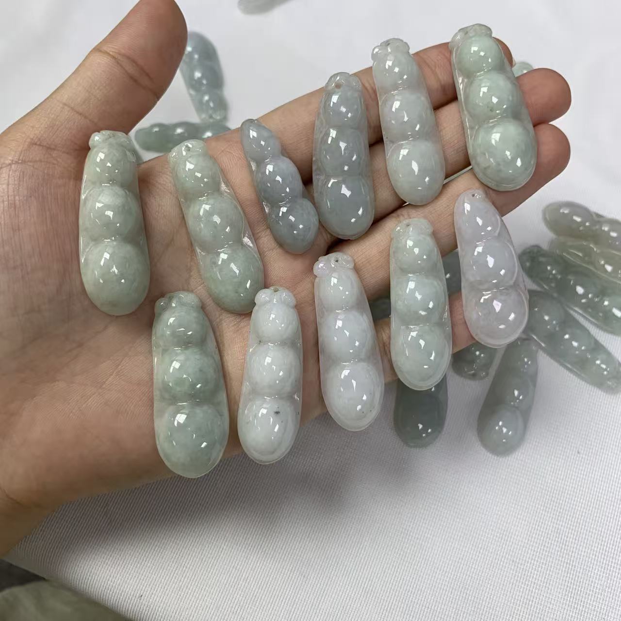 缅甸天然A货翡翠糯种精美时尚浅色翡翠福豆玉坠-多样性发其一