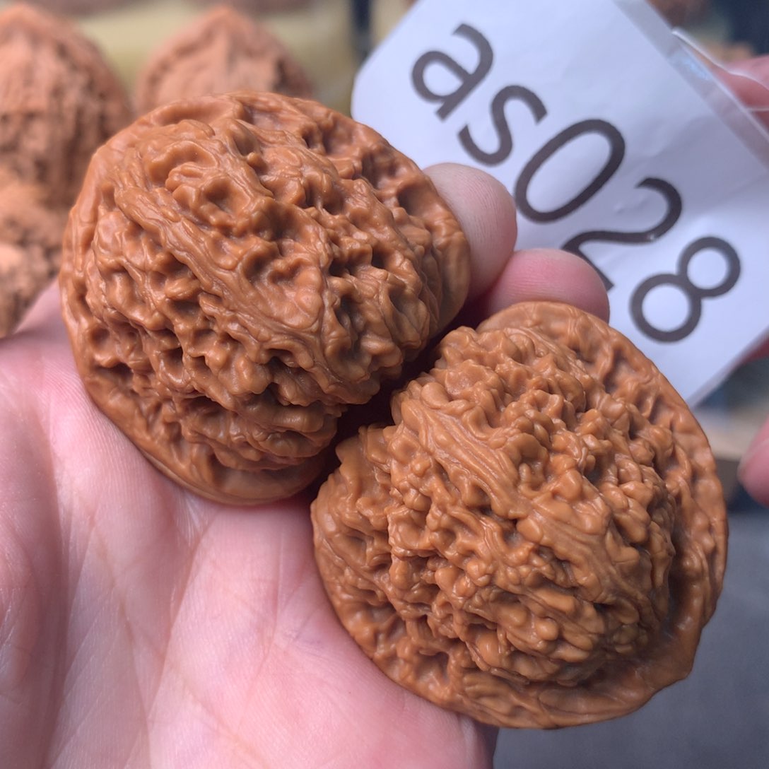 文玩核桃把件毕业红皮三角疆43