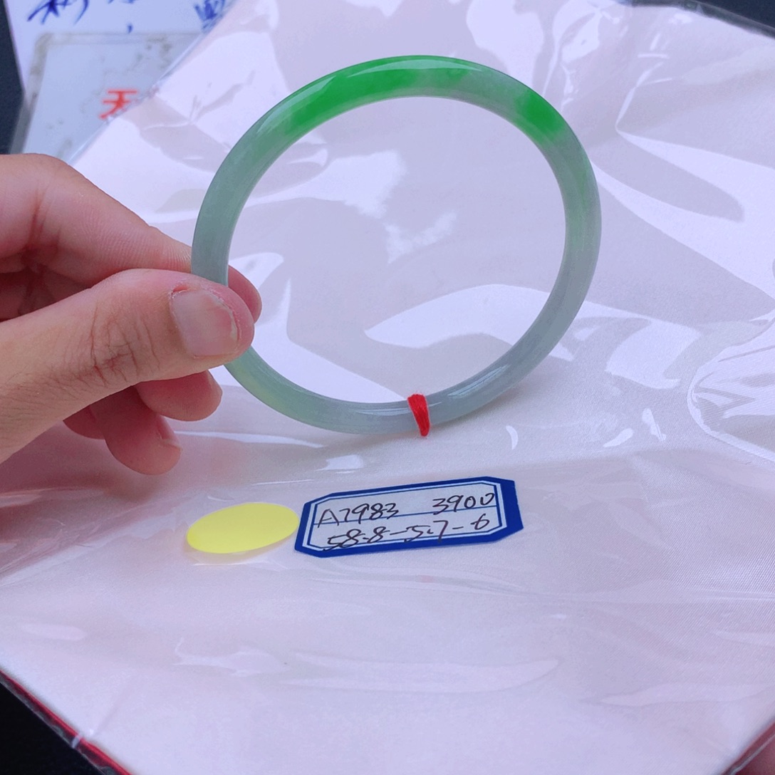 翡翠手镯未镶嵌翡翠