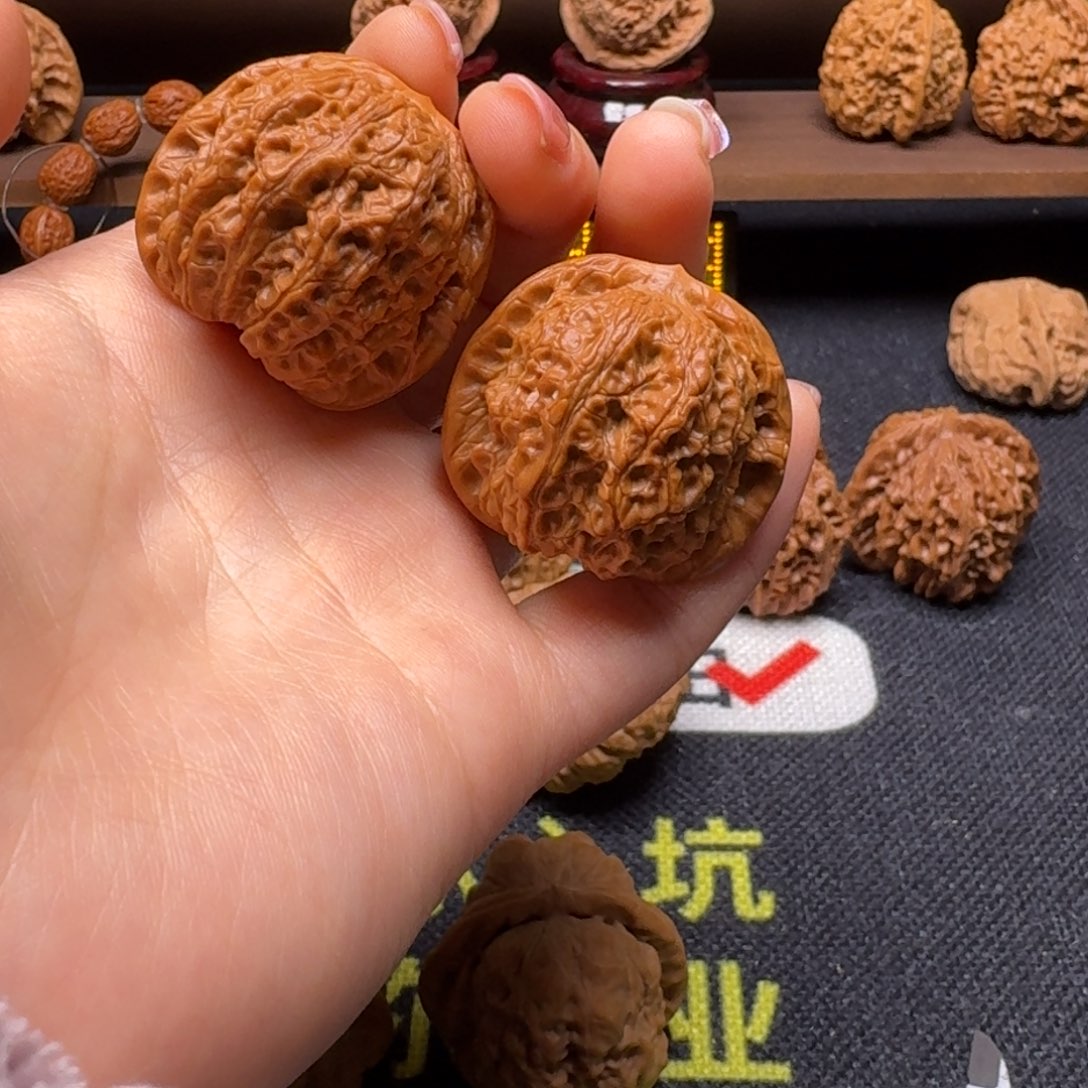 文玩核桃吊坠37血麒麟