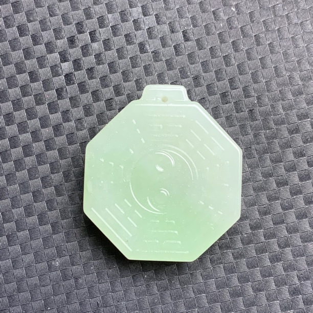 和田玉俄翠太极八卦牌吊坠