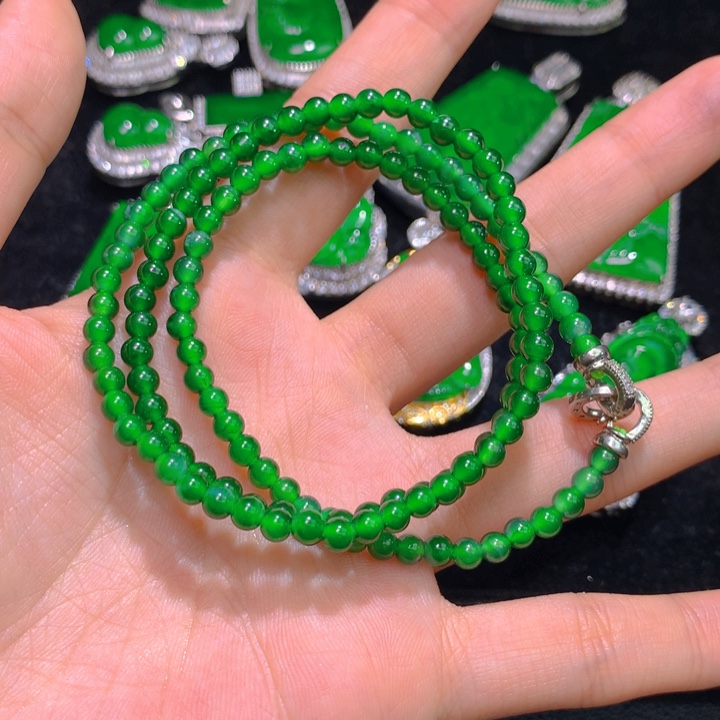 翡翠颈饰未镶嵌小****游一个