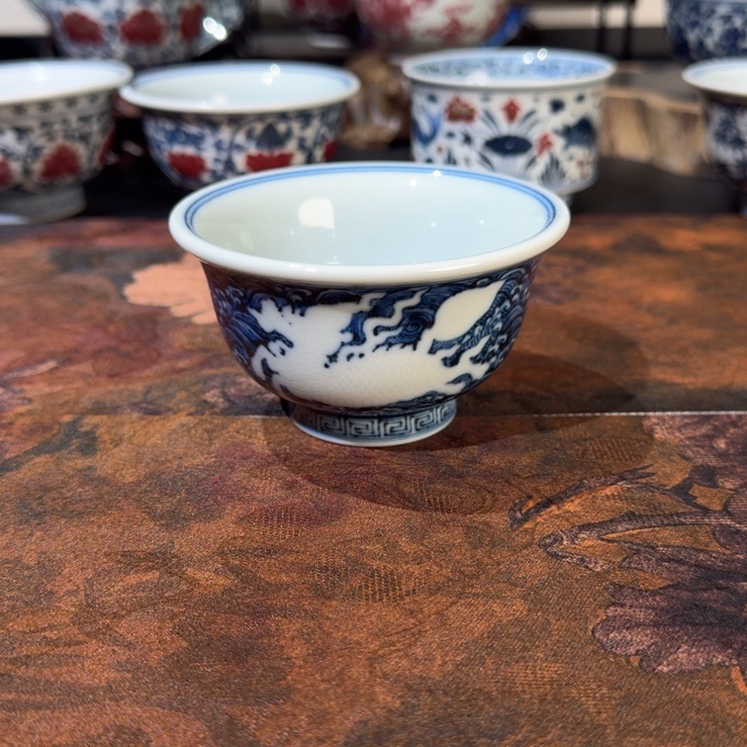 不晓堂青花暗刻麒麟压手杯