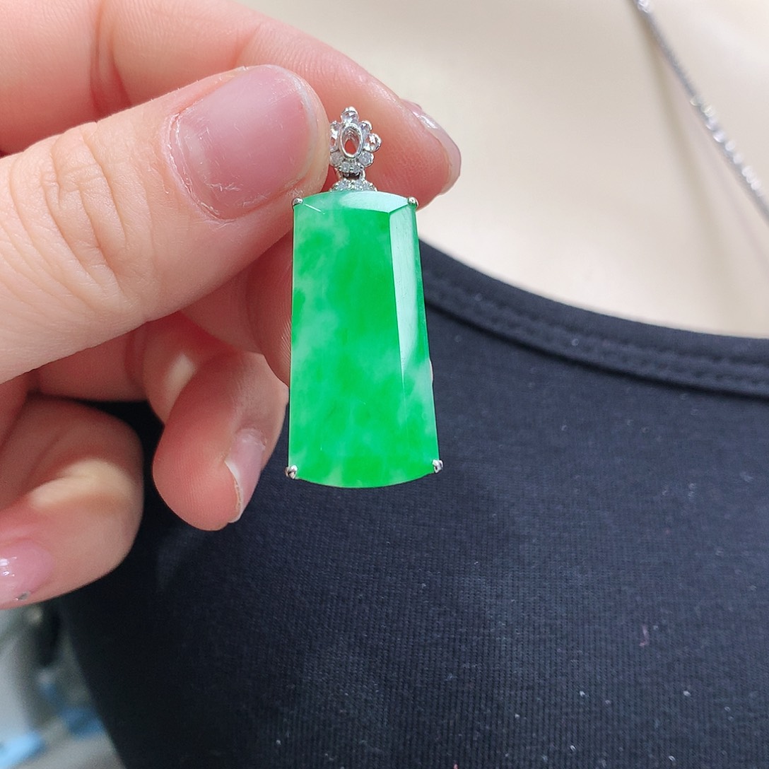 翡翠颈饰18K金镶嵌无事牌