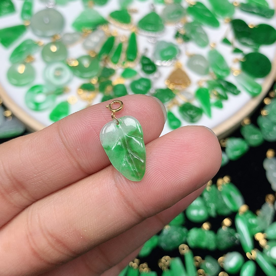 翡翠颈饰18K金镶嵌小巧精美冰飘阳绿小叶子