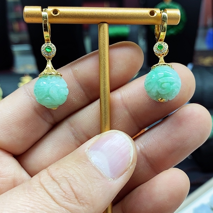 翡翠颈饰未镶嵌耳饰