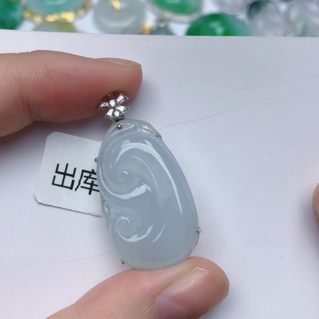 颈饰18K金镶嵌翡翠