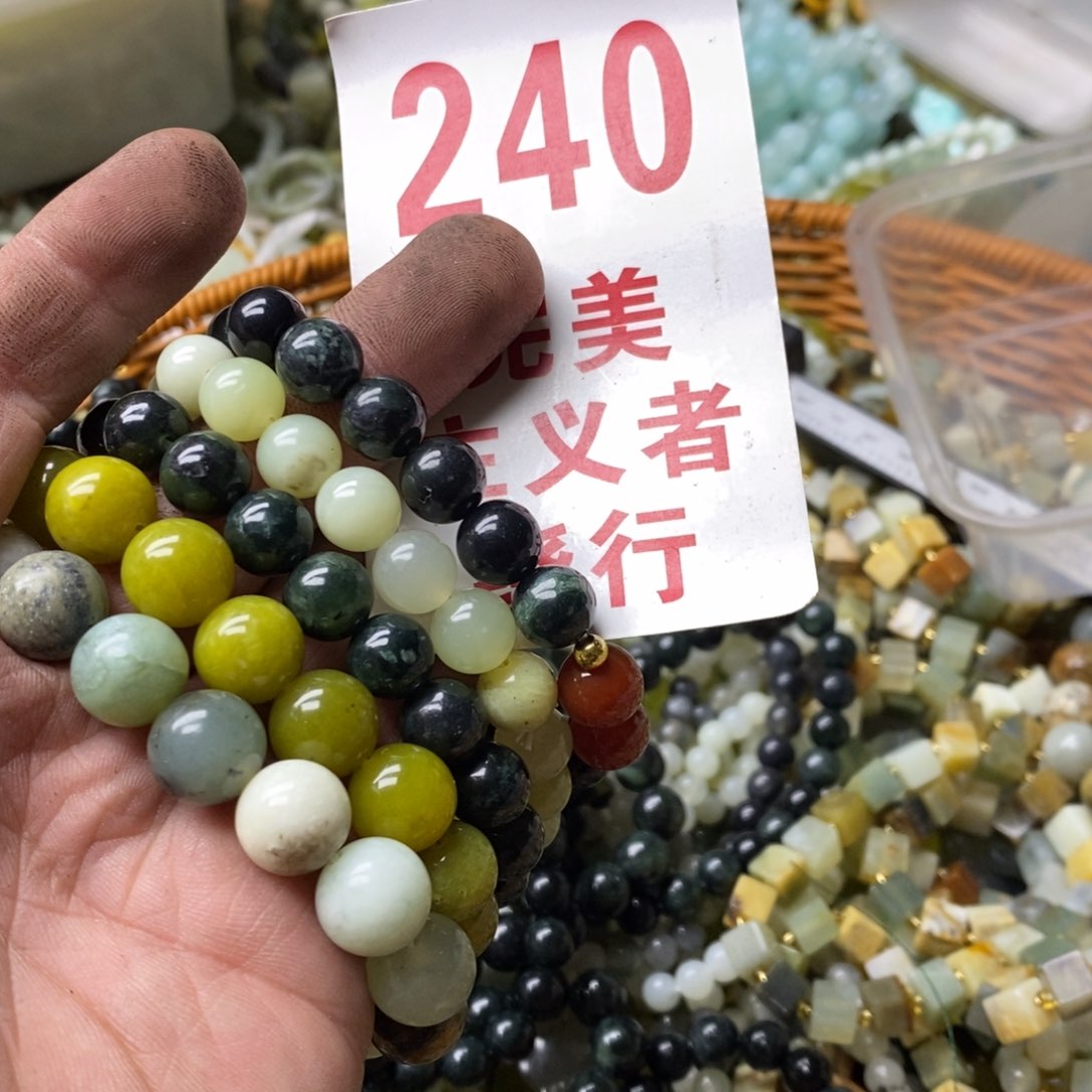 蛇纹石玉挂坠未镶嵌