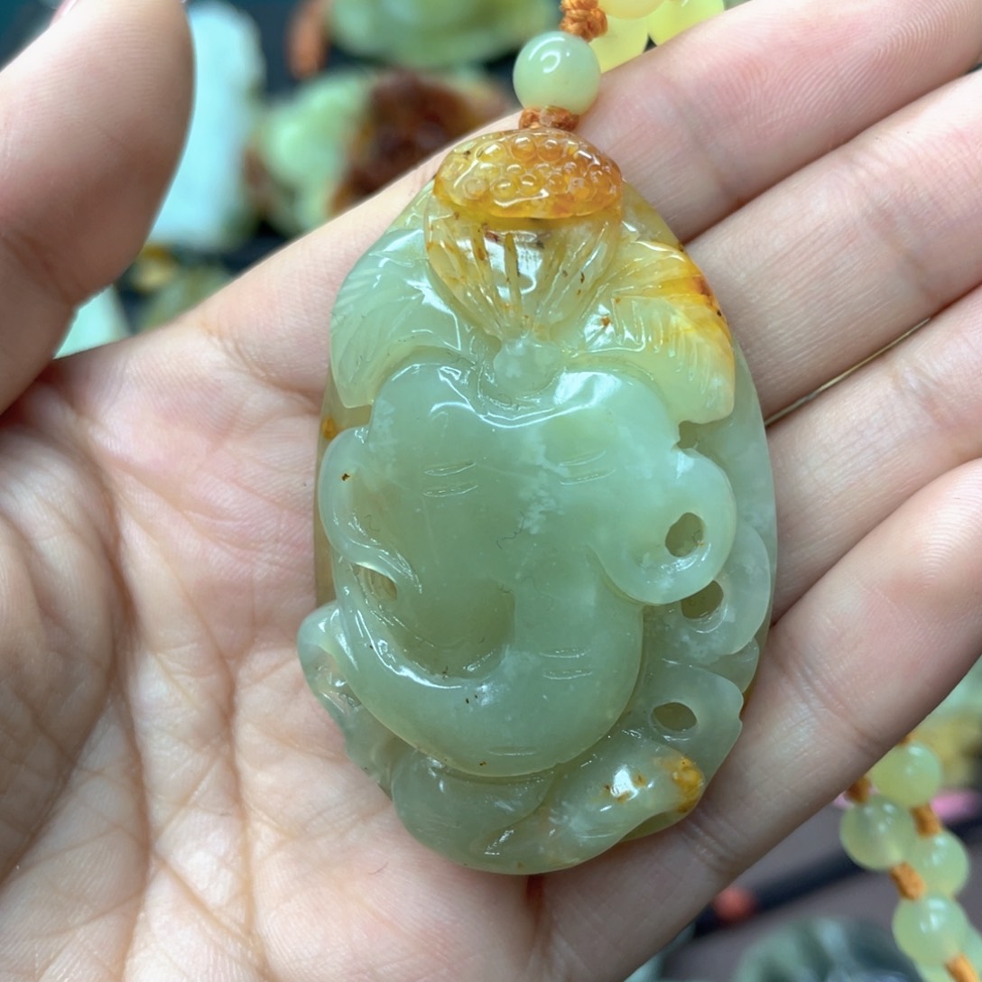 蛇纹石玉颈饰未镶嵌