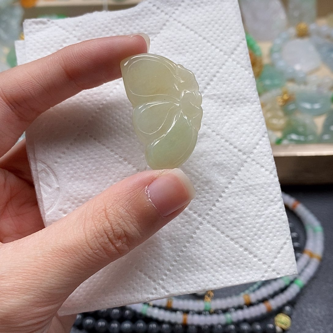 翡翠颈饰未镶嵌闪