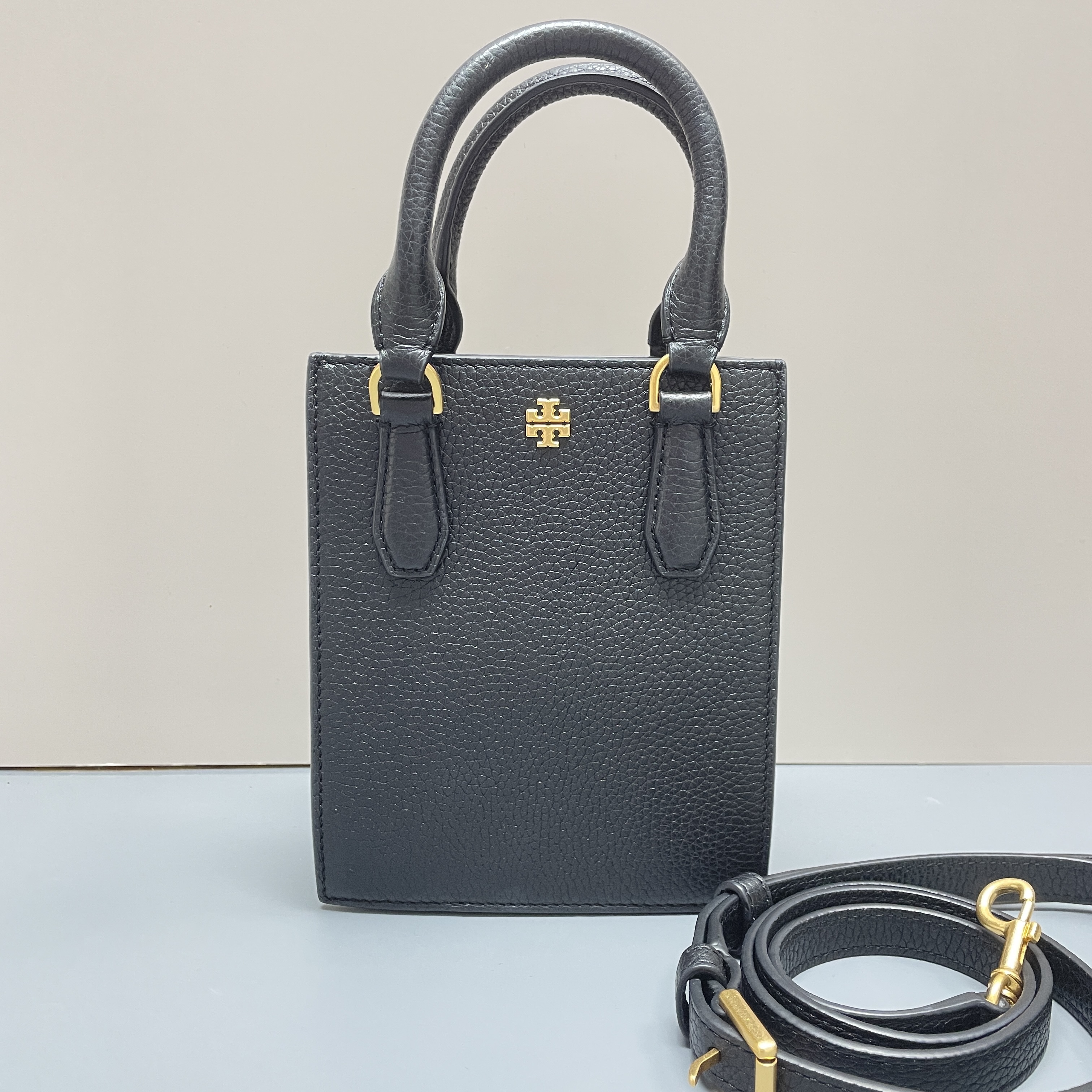 95新 TORY BURCH/汤丽柏琦 黑色迷你琴谱斜挎包14*17*5cmE121613