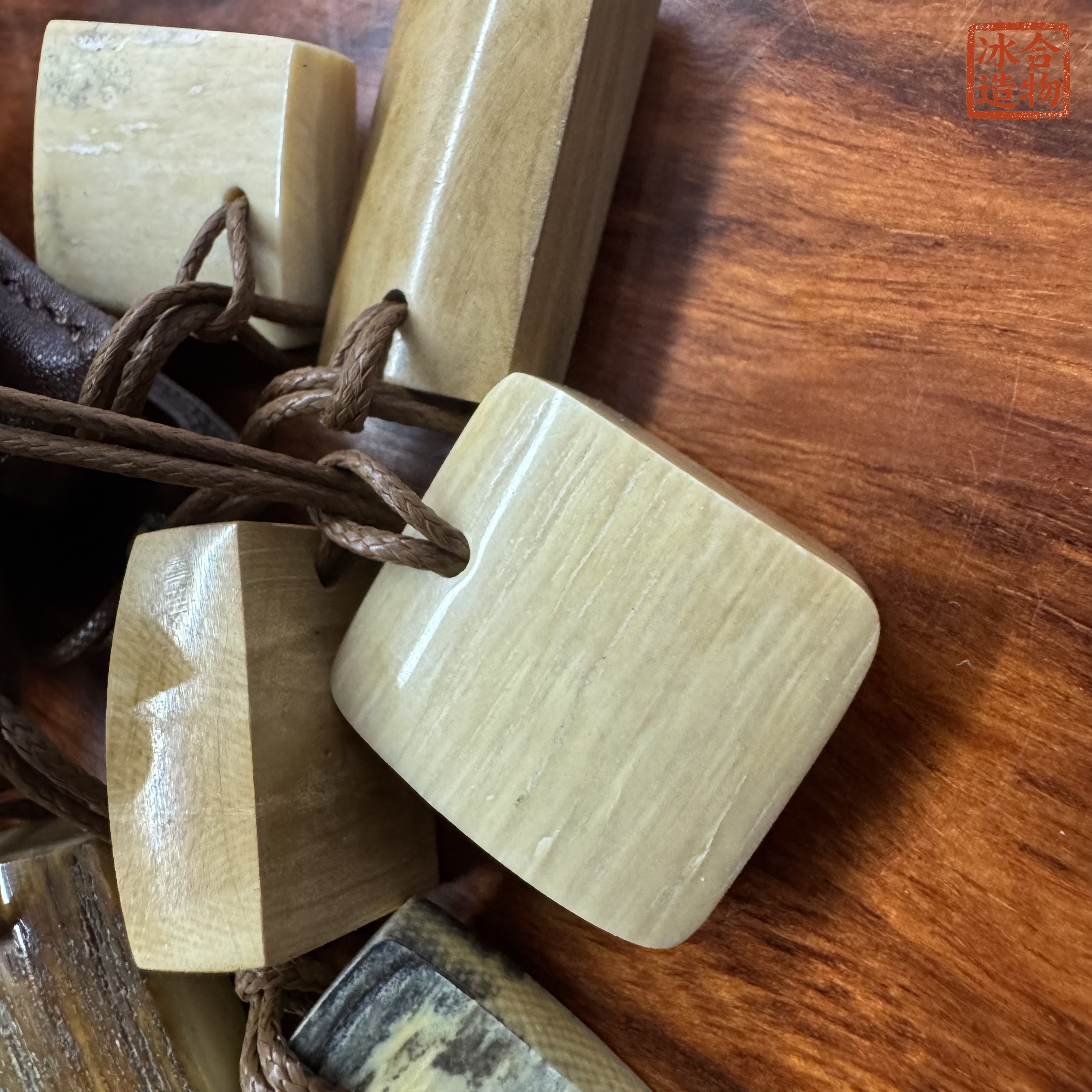 MFP0006 猛犸象牙无事皮牌 连绳约6g  随机发其一