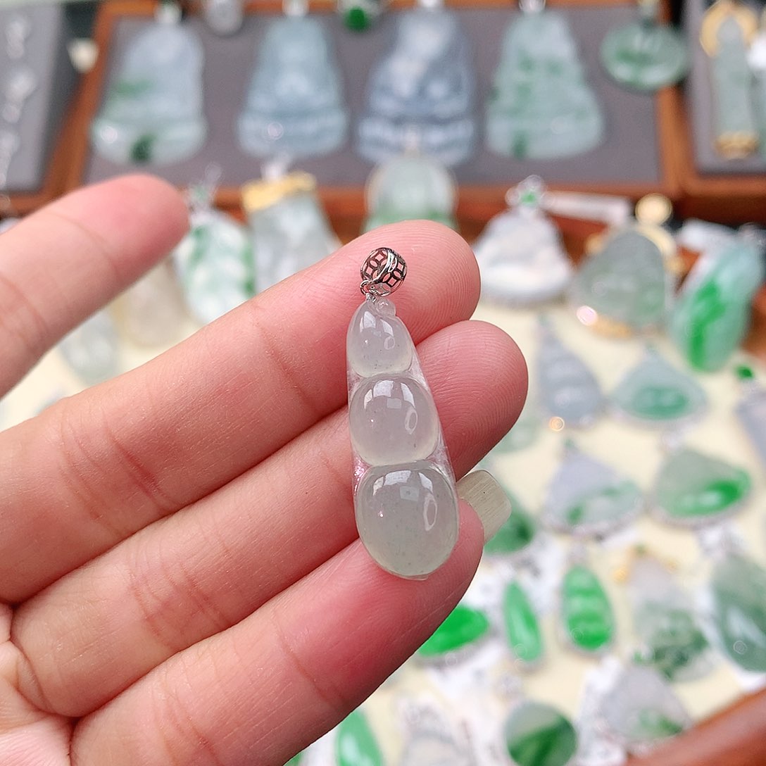 颈饰18K金镶嵌翡翠福豆