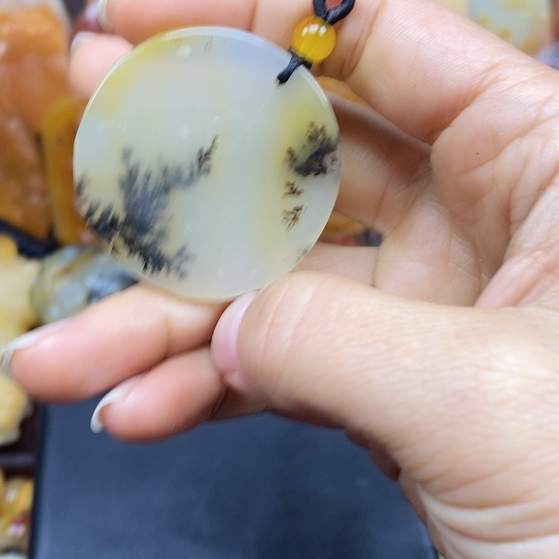 石英质玉（黄龙玉）颈饰未镶嵌