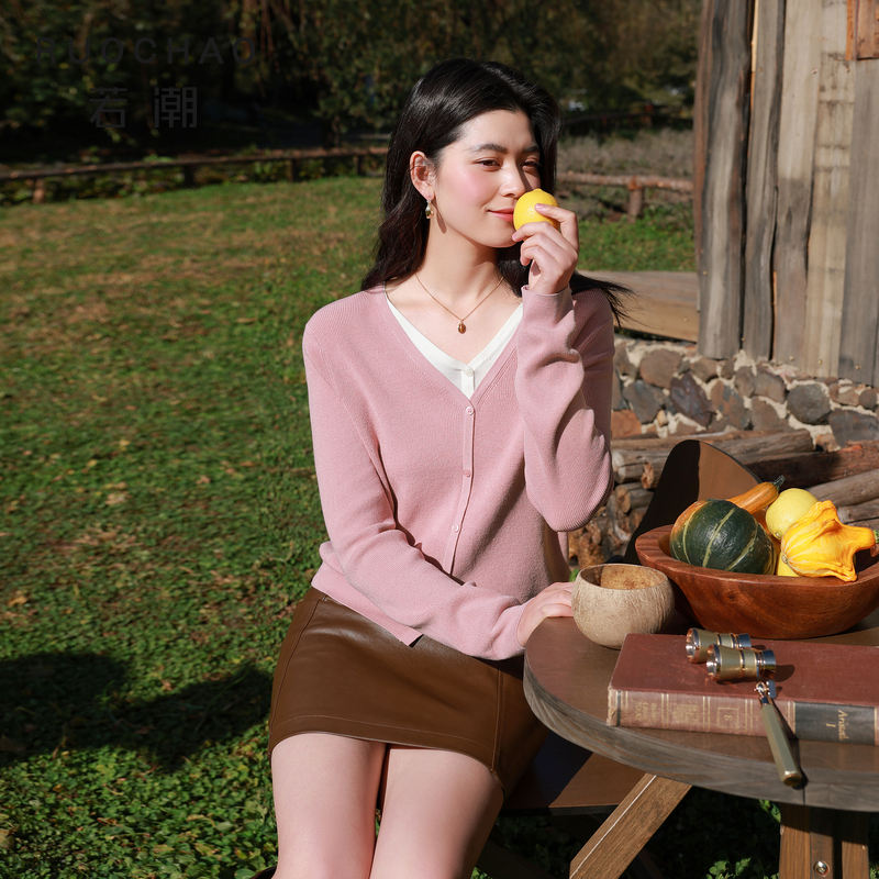 三彩大码女装2026春季新款假两件V领针织衫毛衫修身刺绣胖MM