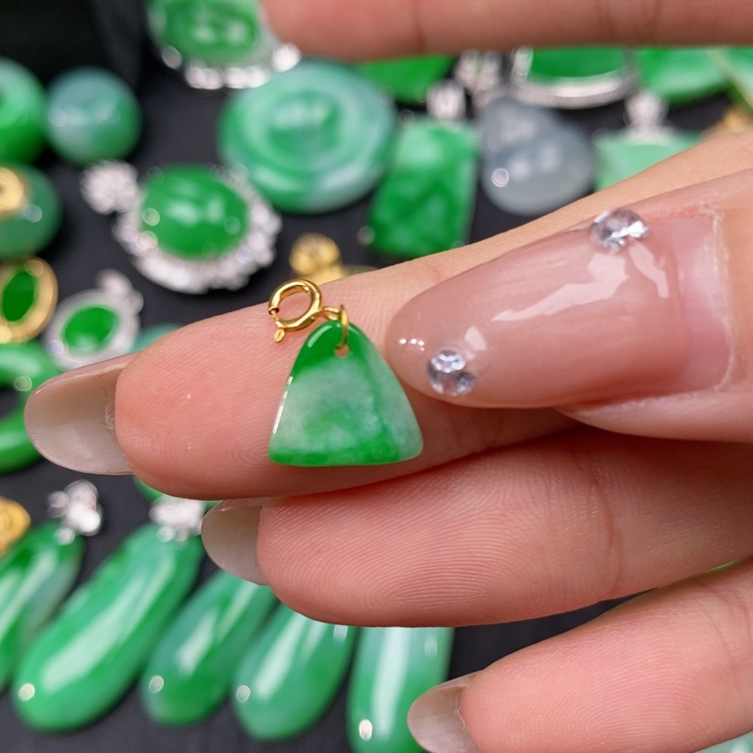 翡翠颈饰18K金镶嵌翡翠