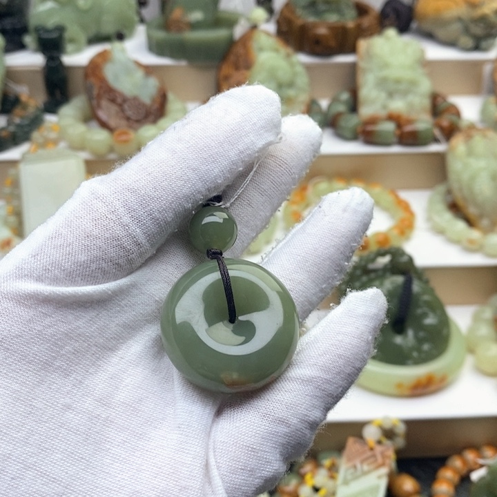 透闪石质玉未镶嵌挂件影*