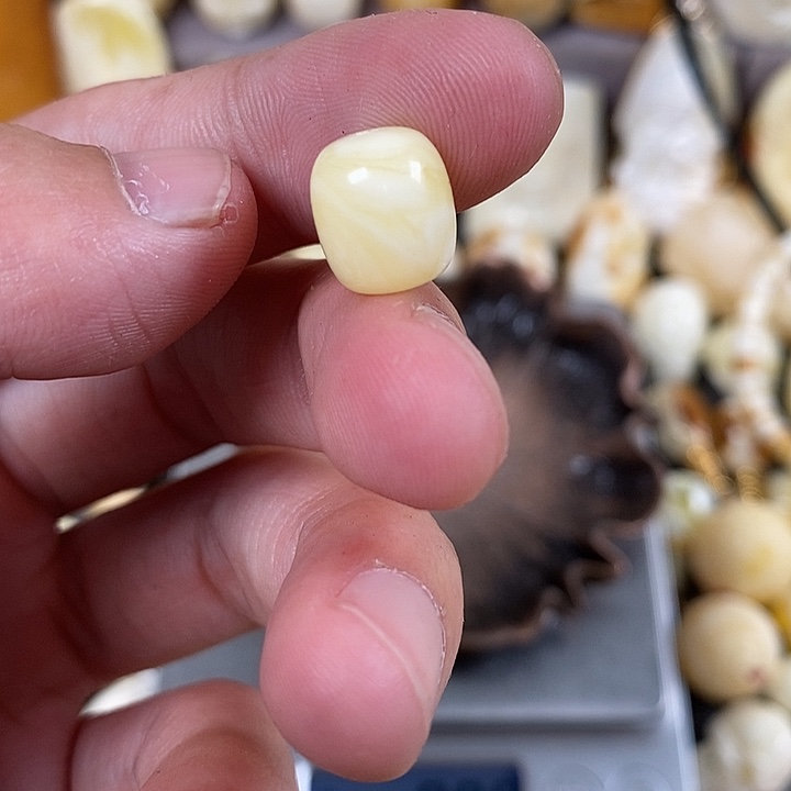 琥珀裸石未镶嵌我