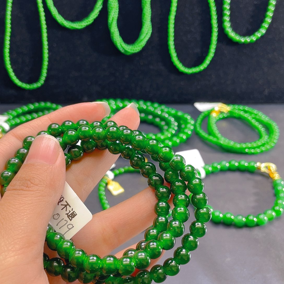 翡翠未镶嵌颈饰    