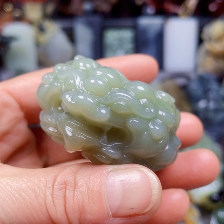 和田玉挂件未镶嵌开****?