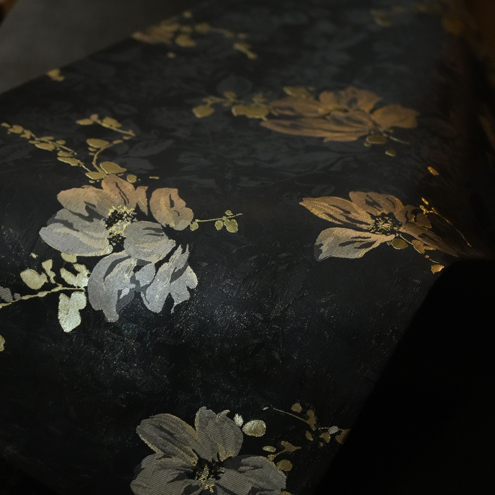 织锦刺绣黑底金玉兰茶席68*38cm