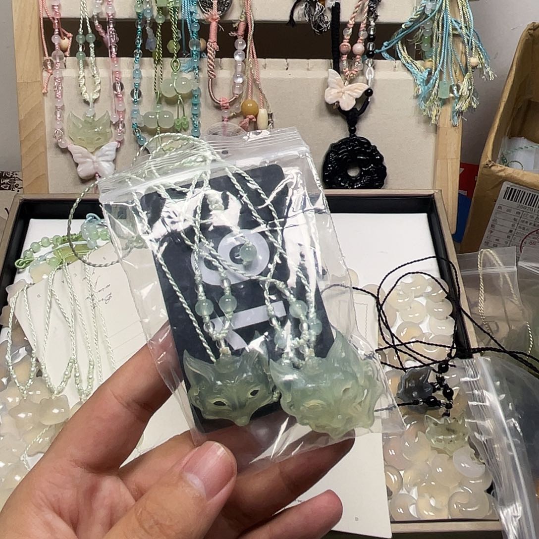 蛇纹石玉合金颈饰