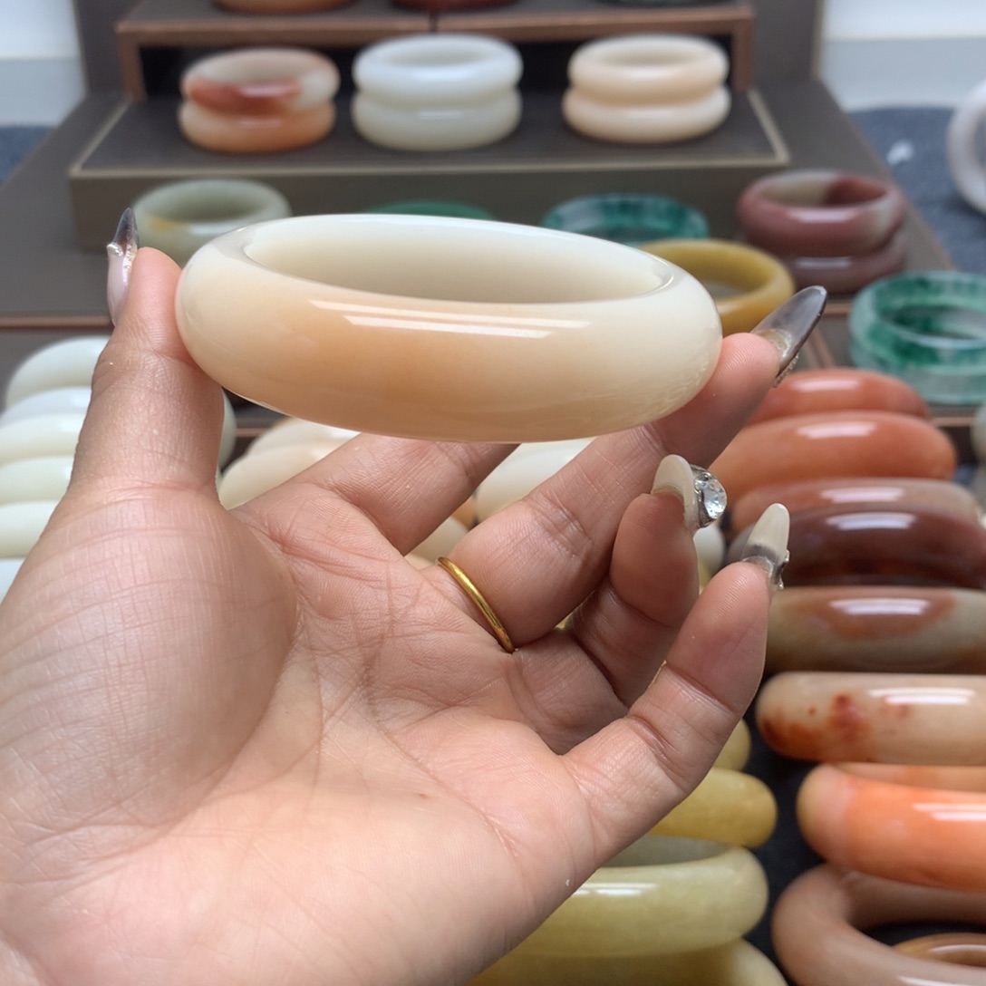 石英岩玉未镶嵌手镯