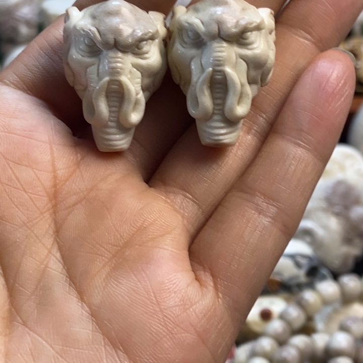 配饰鹿角雕刻一个出