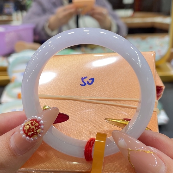 翡翠手镯未镶嵌翡翠