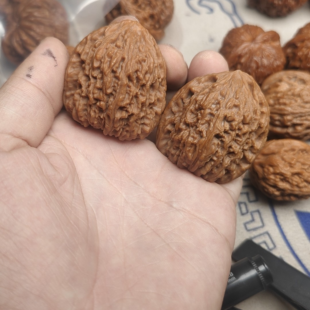 精品文玩核桃满天星红皮密纹狮子头把件