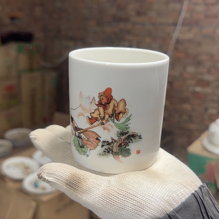 库存微瑕笔筒一个