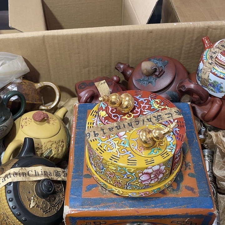 紫砂茶壶原矿泥料，纯手工制作的一把紫砂壶。